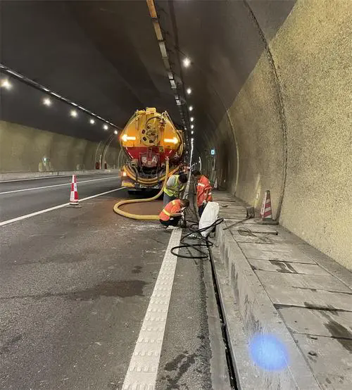 嫩江隧道排水渠清淤